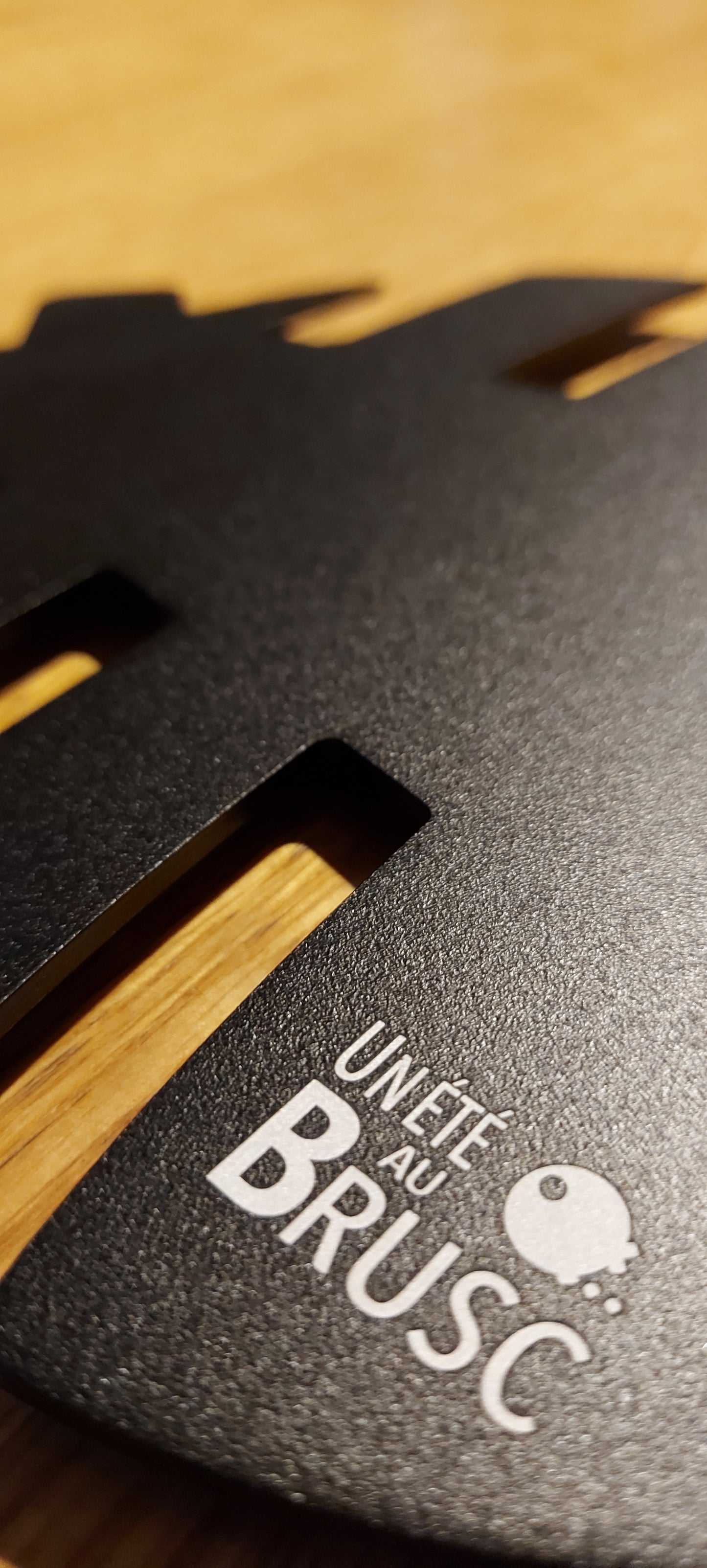 DESSOUS DE PLAT ARÊTE