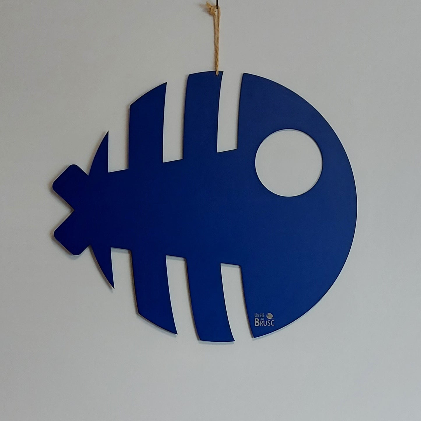 POISSON ARÊTE SUSPENDU